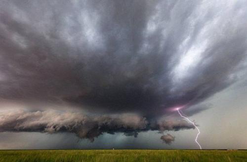 Синоптику - фотографу удалось сделать пугающие снимки самых опасных в мире грозовых облаков.