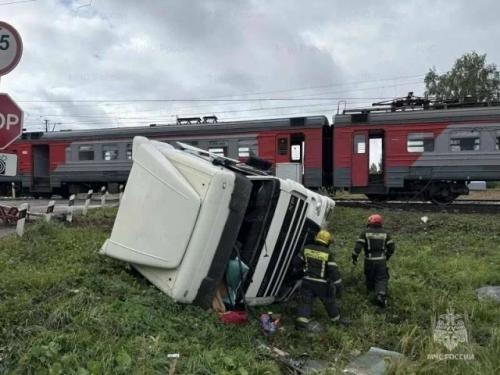 Электричка вpезалась в грузовик на переезде и сошла с рельсов во владимирской области, один человек погиб.

