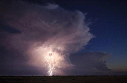 Синоптику - фотографу удалось сделать пугающие снимки самых опасных в мире грозовых облаков. 01