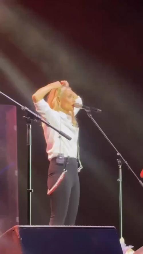 Катя Гордон прямо на сцене в волосы Леры Кудрявцевой вцепилась.

