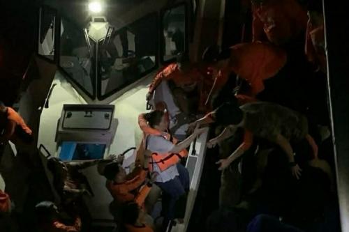 На юге Филиппин затонул паром с более чем 350 людьми на борту.  