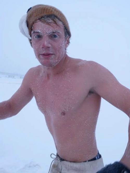 Голландский блогер Фрэнк, который сделал карьеру на выживании в экстремальных условиях, решил проверить себя на прочность в Якутске. 01