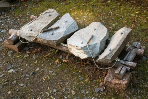Музыкальные произведения, созданные задолго до появления письменности, исполнялись на литофоне - одном из древнейших инструментов человечества. 

