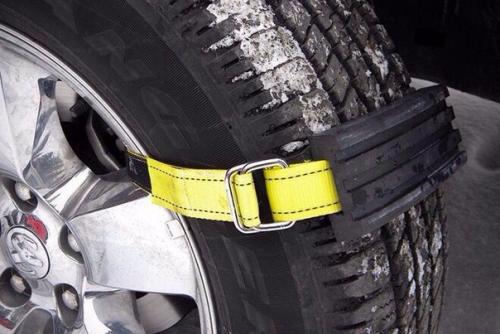 Простая, но гениальная штука спасёт от буксования в снегу и грязи.

