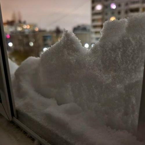 Мощнейший циклон обрушился на Москву - в столице сильный ветер с метелью, пробки и аварии на дорогах. 03