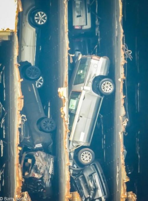 А сейчас мы вам кадры утилизации корабля автовоза покажем. 09