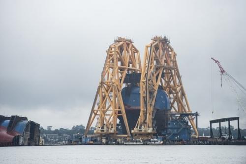 А сейчас мы вам кадры утилизации корабля автовоза покажем. 01