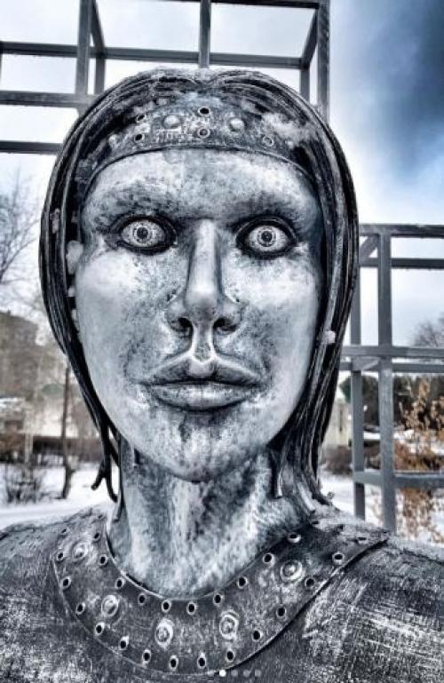 А вот так выглядит памятник той самой Аленке, что изображена на пачке сладкой плитки. 01