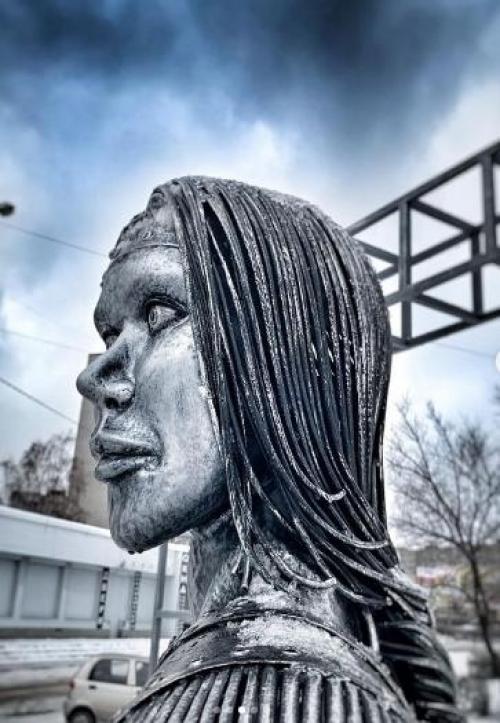 А вот так выглядит памятник той самой Аленке, что изображена на пачке сладкой плитки. 02