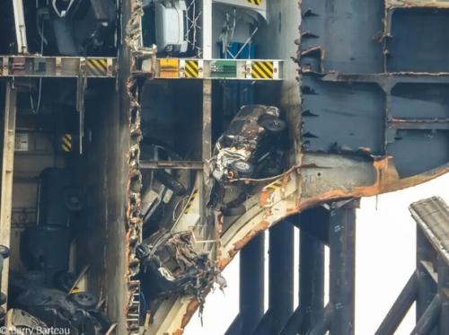 А сейчас мы вам кадры утилизации корабля автовоза покажем. 03