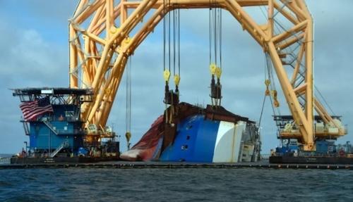 А сейчас мы вам кадры утилизации корабля автовоза покажем. 05