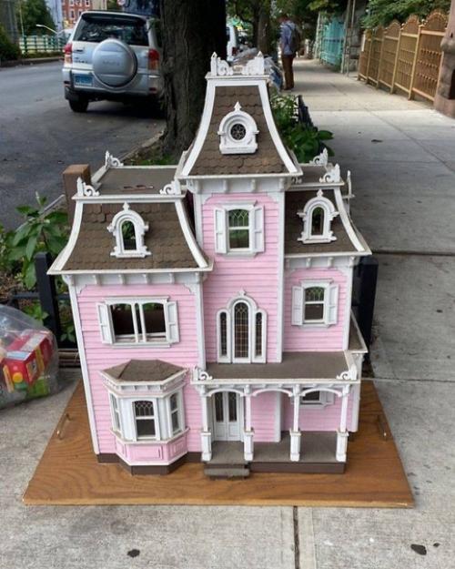 Русский живущий в Америки показал снимки той мебели, которую выбрасывают американцы на помойку. 02