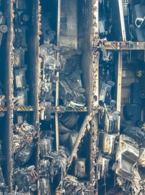 А сейчас мы вам кадры утилизации корабля автовоза покажем. 08