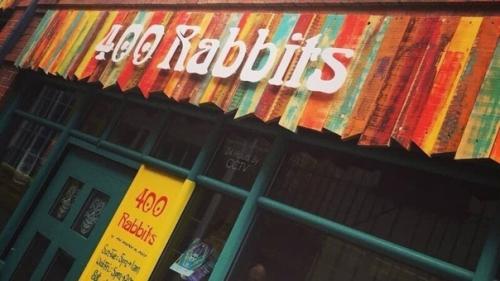 А этот парень, чтобы обойти карантинные ограничение переделал свой бар под церковь ацтекских богов. 01