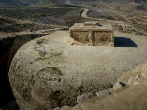 Ступа тахт - э Рустам.
