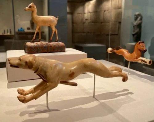 Древнеегипетское искусство.  Перед вами скульптуры охотничьей собаки во время бега, скачущей лошади и изящной газели. 01