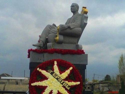 Здесь лежит уважаемый пацан: могилы криминальных авторитетов из 90 х. 02