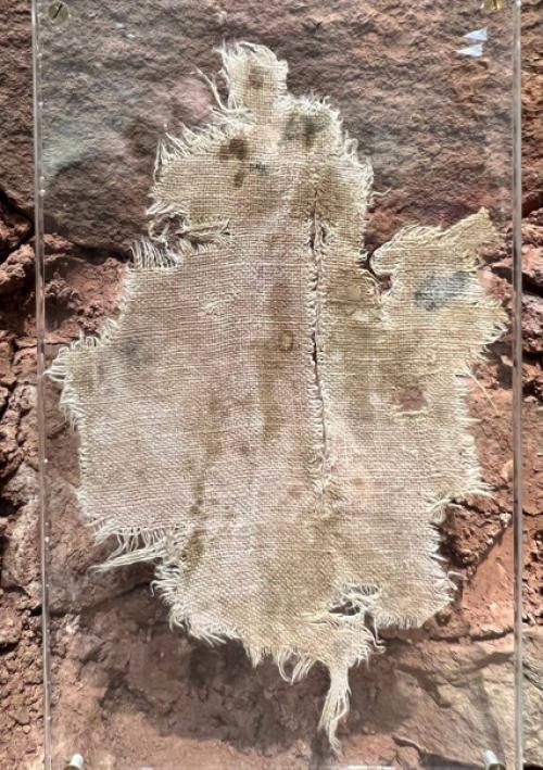 Свинцовая емкость в могиле II века в римской Британии, Уэльс. 02