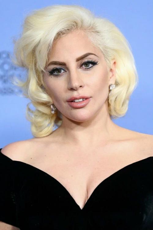 Леди гага концерт в Брисбене из-за внезапного чихания прервала.

