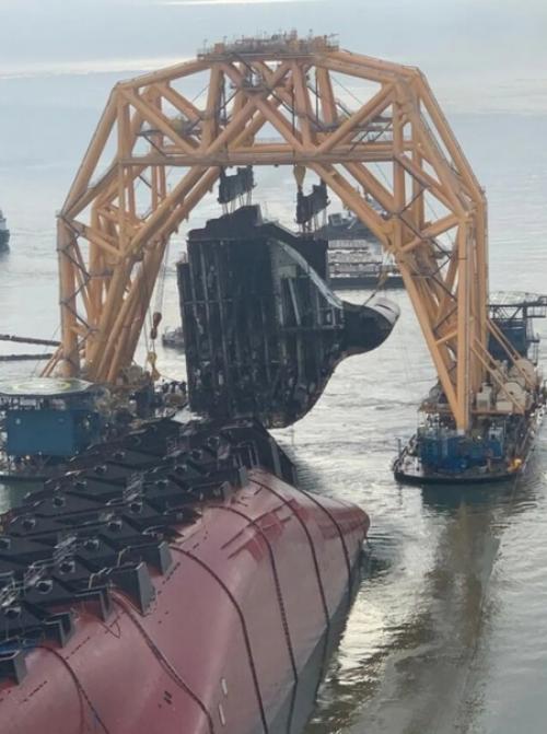 А сейчас мы вам кадры утилизации корабля автовоза покажем. 04