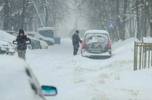 Мощнейший циклон обрушился на Москву - в столице сильный ветер с метелью, пробки и аварии на дорогах. 01