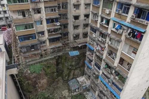 Под многоэтажкой в Китае обнаружили огромную статую будды без головы. 03