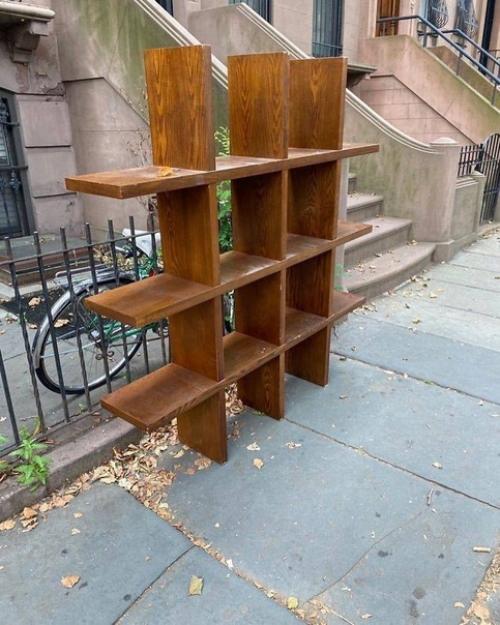 Русский живущий в Америки показал снимки той мебели, которую выбрасывают американцы на помойку. 04