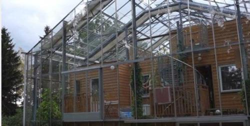 Самый оригинальный способ дом зимой обогреть.

