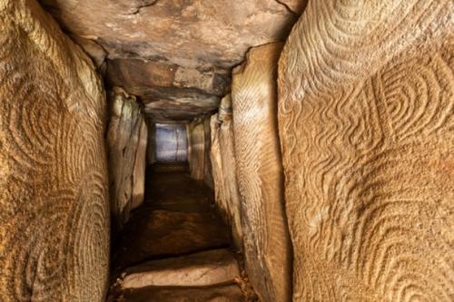 Загадочный древний проход освещается солнцем , внимание, только в день зимнего солнцестояния. 02