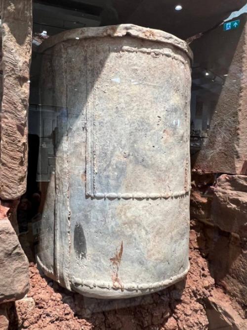 Свинцовая емкость в могиле II века в римской Британии, Уэльс. 01