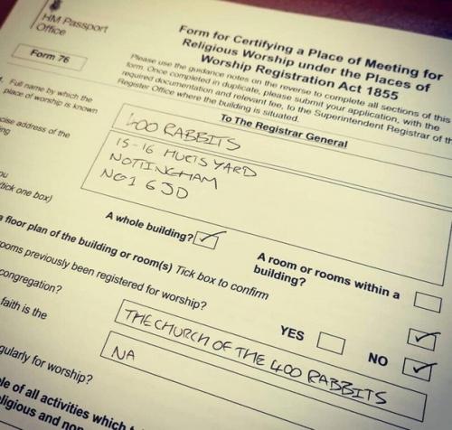 А этот парень, чтобы обойти карантинные ограничение переделал свой бар под церковь ацтекских богов. 02