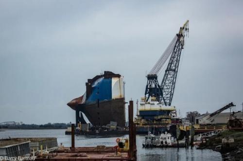 А сейчас мы вам кадры утилизации корабля автовоза покажем. 02