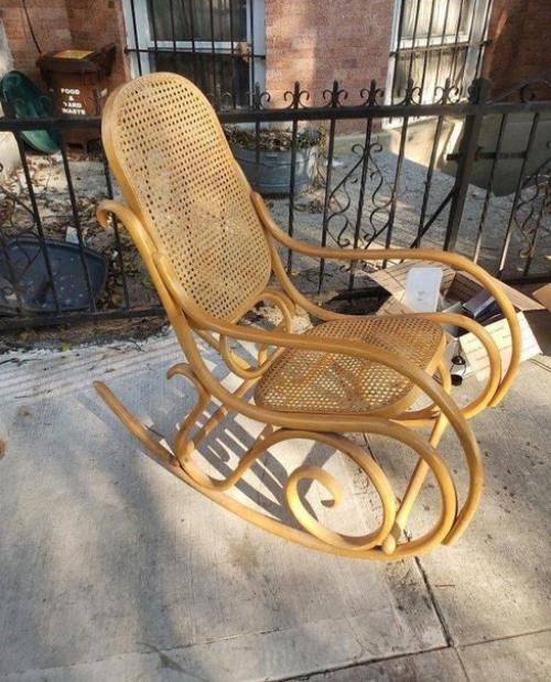 Русский живущий в Америки показал снимки той мебели, которую выбрасывают американцы на помойку. 03