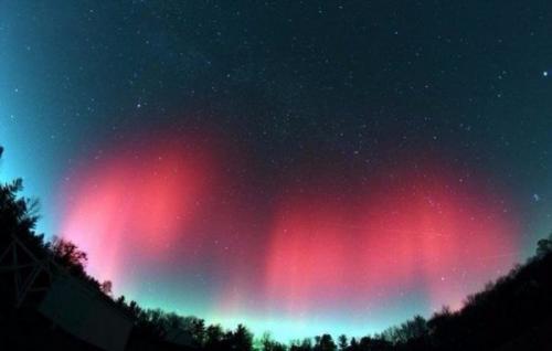 Помимо всем привычного северного сияния зеленоватых оттенков, существует сияние, именуемое красная Аврора.