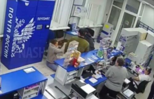 В Тюмени неадекват ударил девушку по лицу и угрожал ей изнасилованием.

