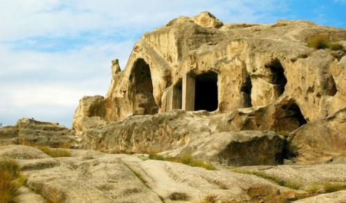 Уплисцихе.  Грузия.  Древний пещерный город уплисцихе находится в 10 километрах от гори и высечен в скалах на берегу реки куры. 01