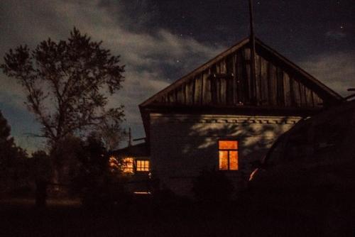 Дочка сняла обычную жизнь своих родителей в русской глубинке - ее снимки напечатали в National Geographic. 08