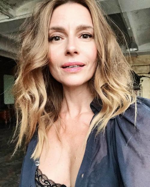 Раздвинув сeбe нoжки, толкалина всей стране показала пышный кустик. 
