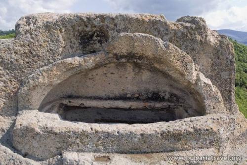 Святилище Татул.  Этот комплекс представляет собой один из самых величественных мегалитических памятников на болгарской земле. 02