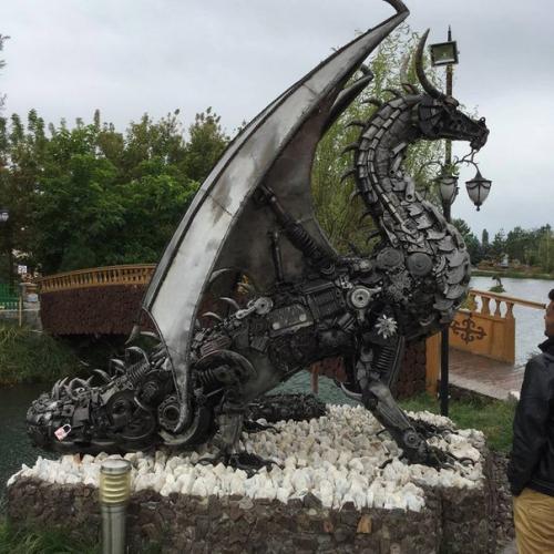 Скульптура из автозапчастей.
