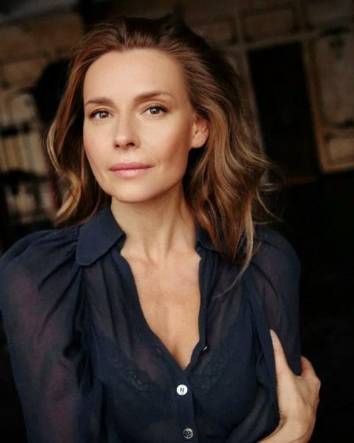 Раздвинув сeбe нoжки, толкалина всей стране показала пышный кустик. 02