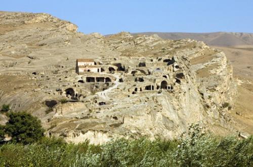 Уплисцихе.  Грузия.  Древний пещерный город уплисцихе находится в 10 километрах от гори и высечен в скалах на берегу реки куры. 02