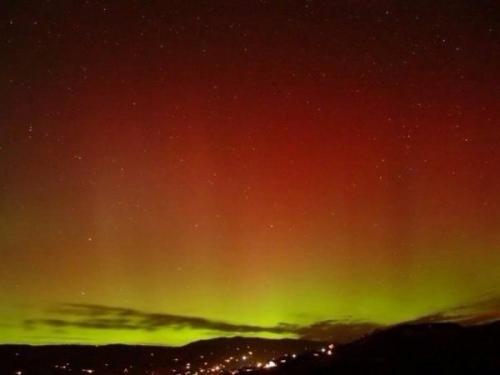 Помимо всем привычного северного сияния зеленоватых оттенков, существует сияние, именуемое красная Аврора. 04