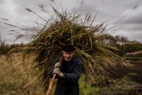 Дочка сняла обычную жизнь своих родителей в русской глубинке - ее снимки напечатали в National Geographic. 03