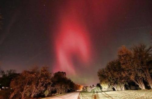 Помимо всем привычного северного сияния зеленоватых оттенков, существует сияние, именуемое красная Аврора. 03