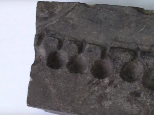 Таинственные письмена: в Азове археологи обнаружили форму для отливки подвески с необычным орнаментом. 02 Таинственные письмена: в Азове археологи обнаружили форму для отливки подвески с необычным орнаментом. 02