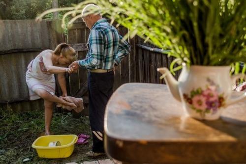 Дочка сняла обычную жизнь своих родителей в русской глубинке - ее снимки напечатали в National Geographic. 07