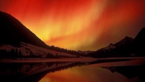 Помимо всем привычного северного сияния зеленоватых оттенков, существует сияние, именуемое красная Аврора. 01