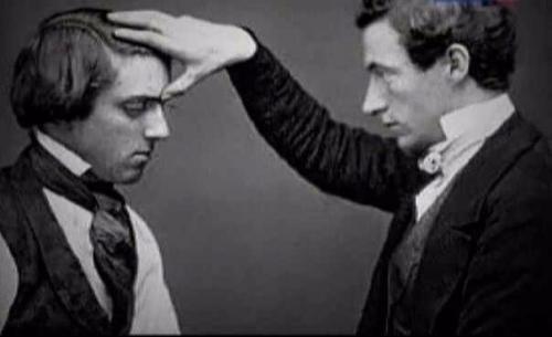 Тройная спираль.

Это очень красивый, даже изысканный способ, который поможет вам зародить в чужой голове нужную вам идею.  