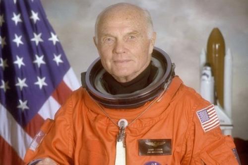 29 октября 1998 года в космический полет отправился 77-летний астронавт Джон Гленн, став самым пожилым покорителем космоса. 02